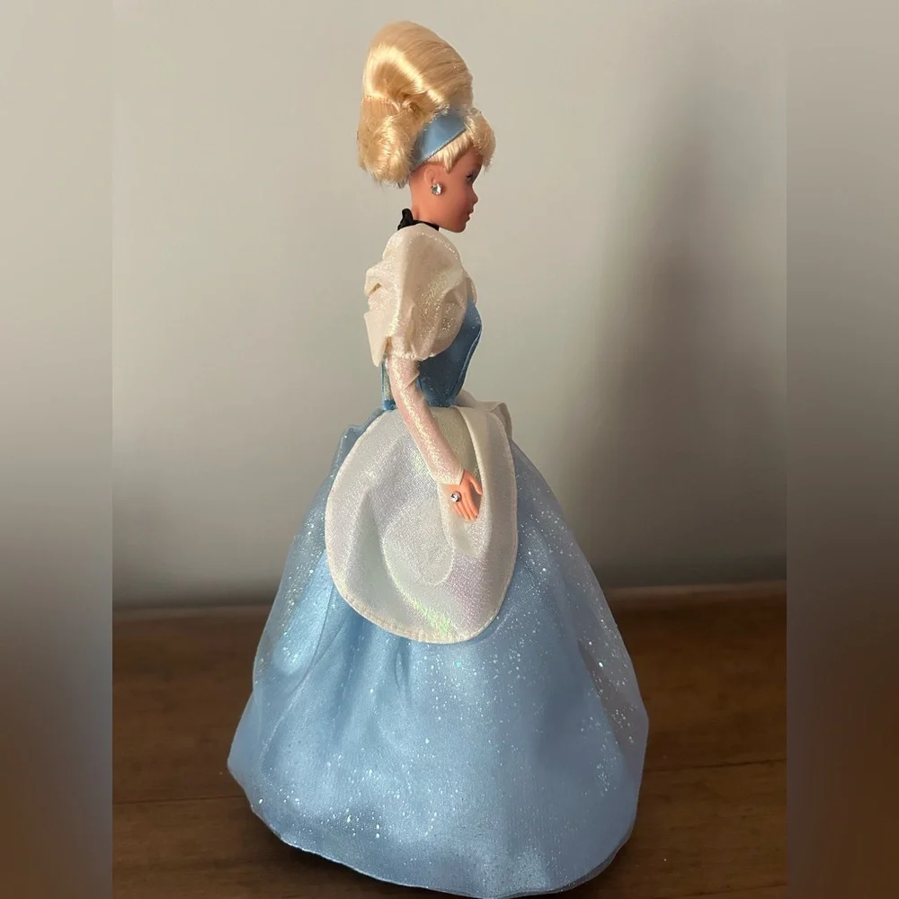 Vtg. Disney Sparkle Eyes Cinderella Barbie, 1995